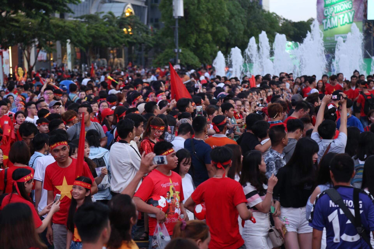 Với tình yêu cuồng nhiệt dành cho bóng đá nước nhà, người hâm mộ đã bất chấp thời tiết đã có mưa để chờ đợi. 