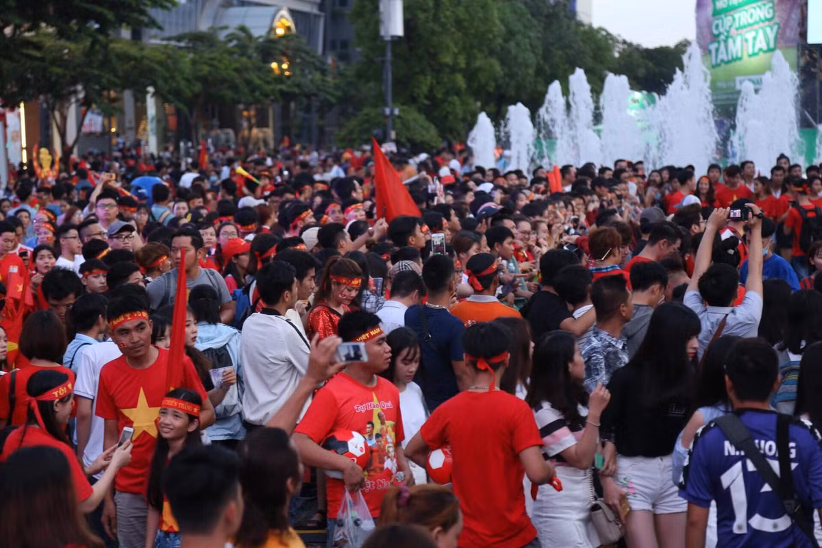 Với tình yêu cuồng nhiệt dành cho bóng đá nước nhà, người hâm mộ đã bất chấp thời tiết đã có mưa để chờ đợi. 