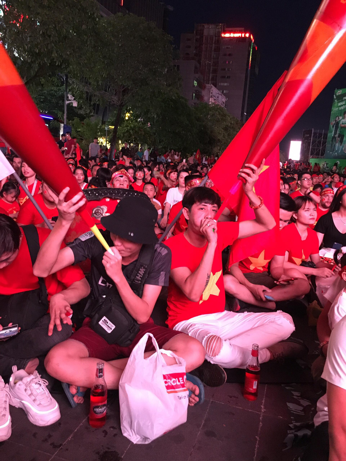 Còn ít phút nữa bóng lăn, CĐV Việt Nam đã sẵn sàng theo dõi trận chung kết VFF,