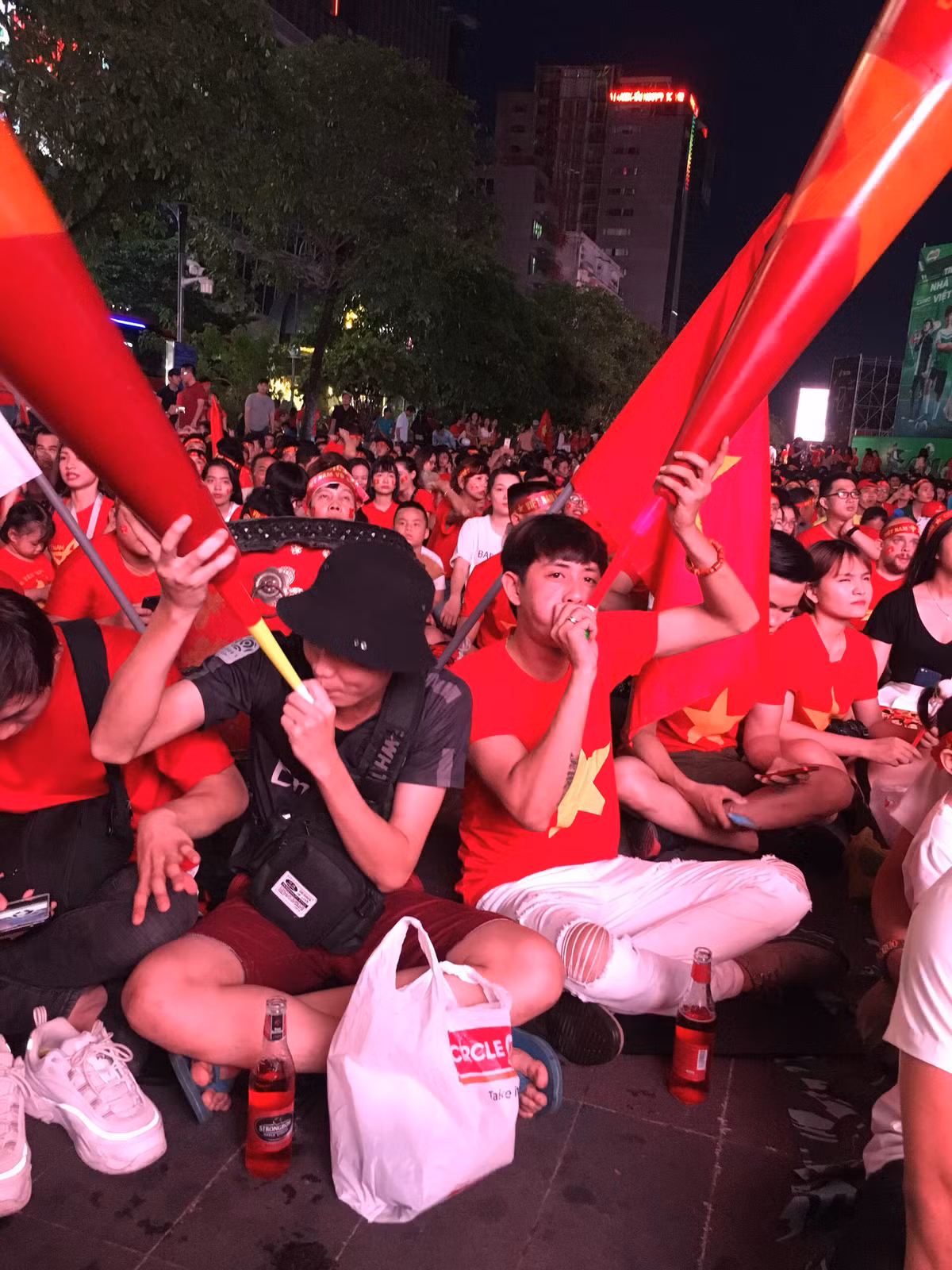 Còn ít phút nữa bóng lăn, CĐV Việt Nam đã sẵn sàng theo dõi trận chung kết VFF,