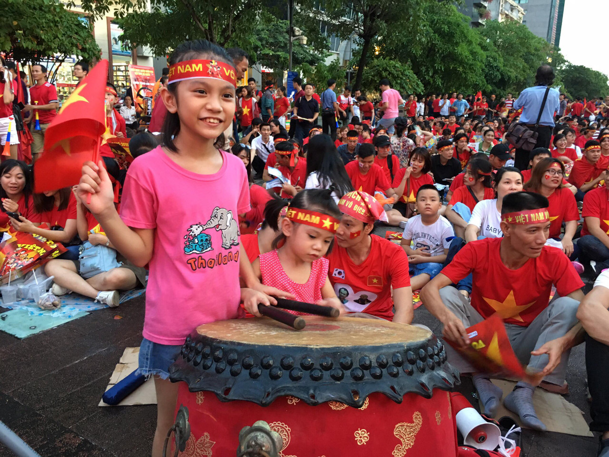 Ngoài người lớn, không ít các bé ít tuổi cũng thể hiện tình yêu bóng đá, hòa mình vào chung không khí tin rằng ĐT Việt Nam dành chiến thắng.