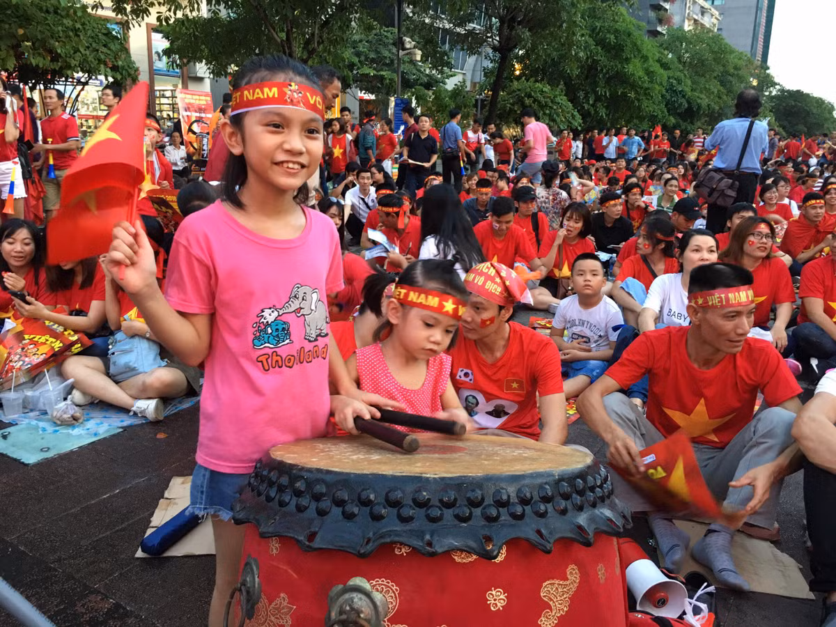 Ngoài người lớn, không ít các bé ít tuổi cũng thể hiện tình yêu bóng đá, hòa mình vào chung không khí tin rằng ĐT Việt Nam dành chiến thắng.