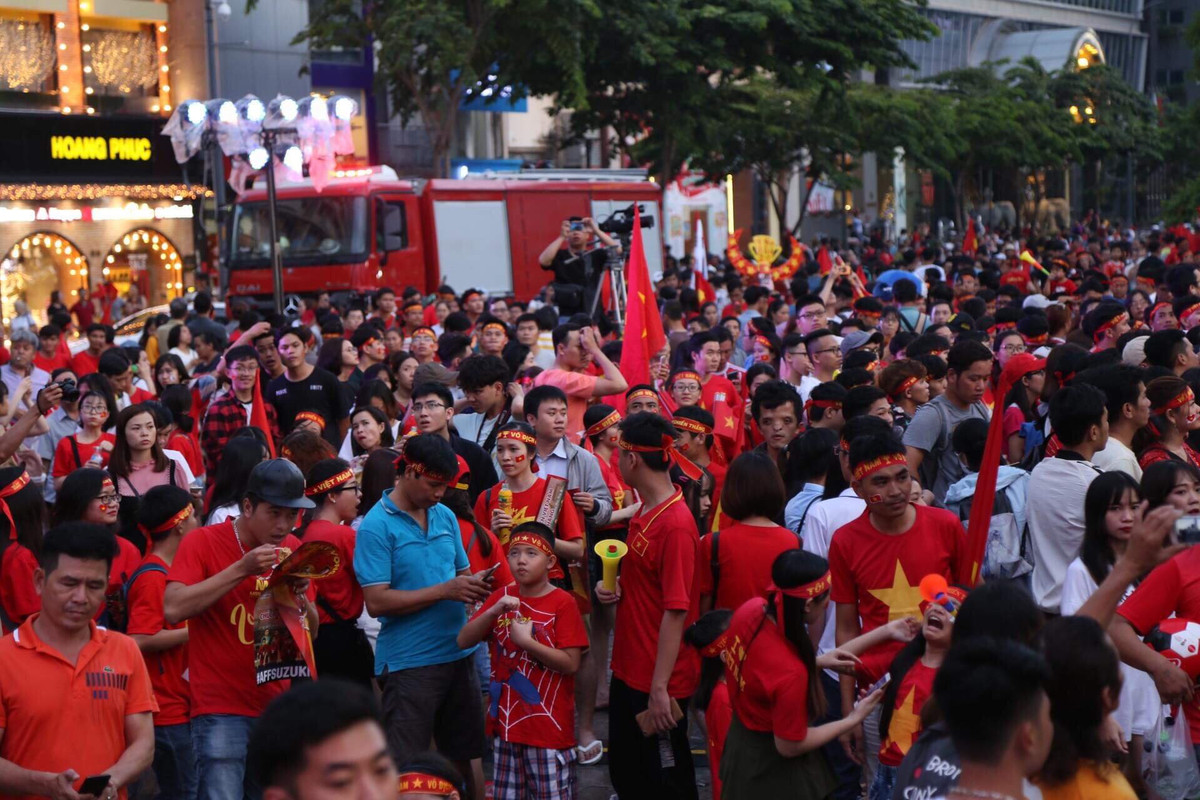 Rất đông CĐV đã có mặt rất sớm tại điểm truyền hình trực tiếp để cổ vũ cho ĐT Việt Nam trước giờ G.