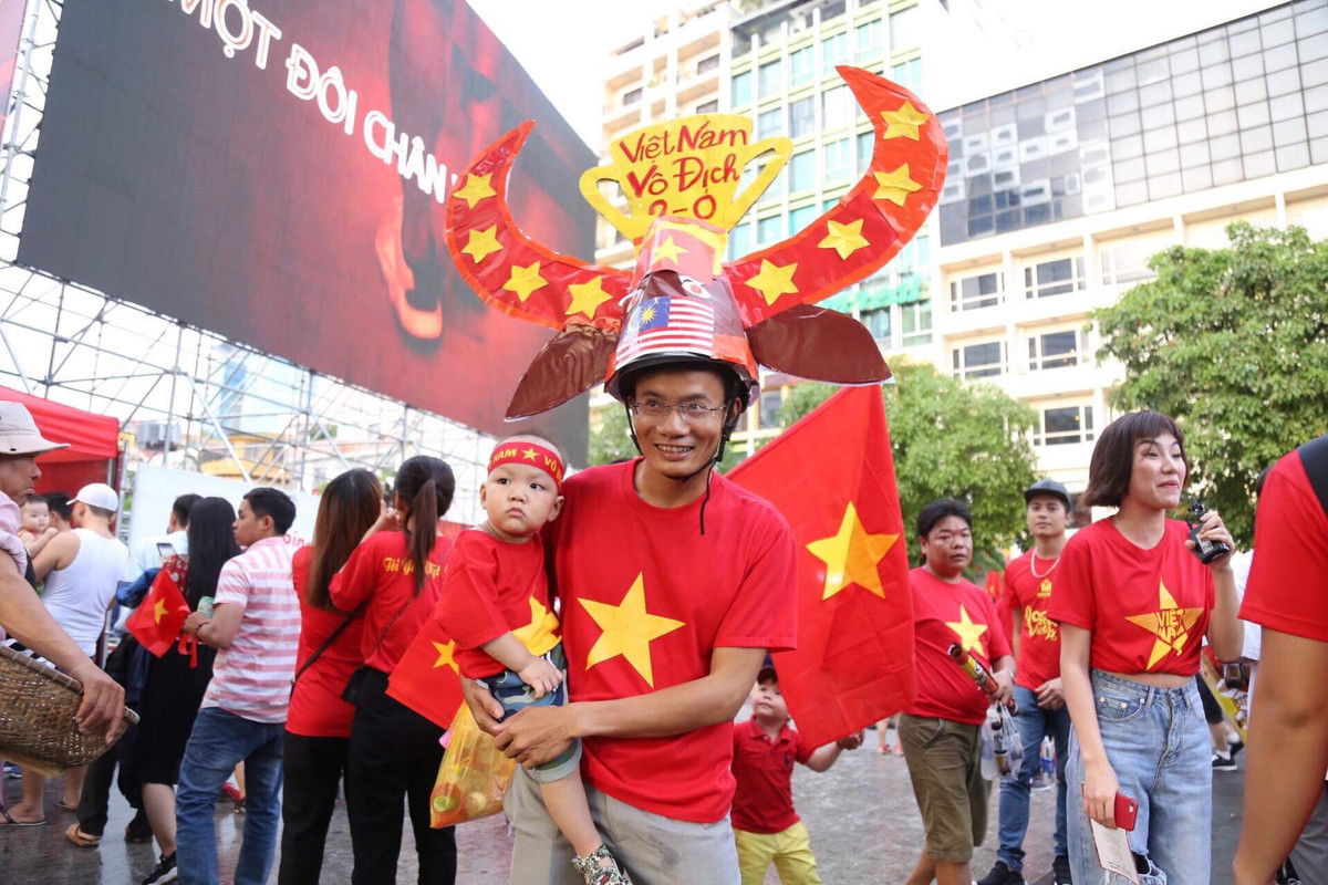 Không ít CĐV đội chiếc mũ tiên đoán ĐT Việt Nam thắng 2-0 trước Malaysia.