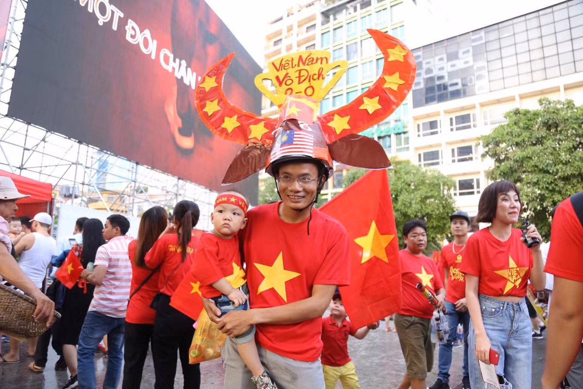 Không ít CĐV đội chiếc mũ tiên đoán ĐT Việt Nam thắng 2-0 trước Malaysia.
