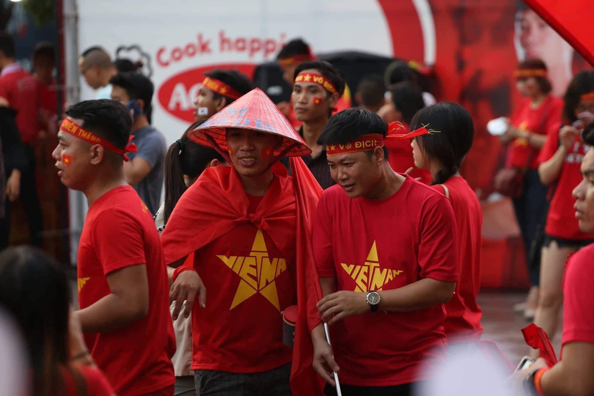Băng rôn, màu áo, lá cờ cùng chiếc nón đỏ rực là cách cổ vũ của người dân TP. HCM