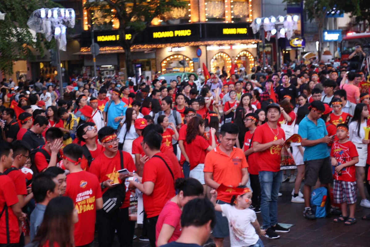 CĐV chen chân trước màn hình lớn