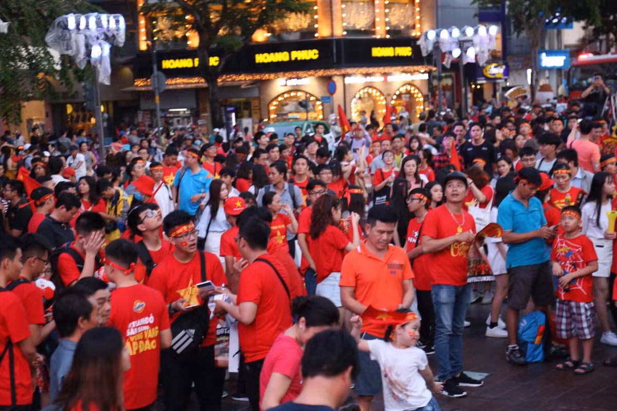 CĐV chen chân trước màn hình lớn