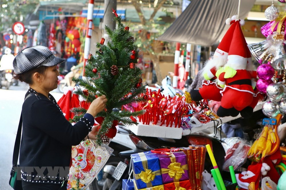 Đồ trang trí chuẩn bị cho Noel 2018 được bày bán trên phố Hàng Mã.
