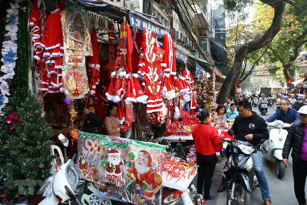 Đồ trang trí chuẩn bị cho Noel 2018 bày bán trên phố Hàng Mã.