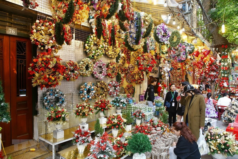 Cửa hàng bày bán các đồ trang trí chuẩn bị cho Noel 2018