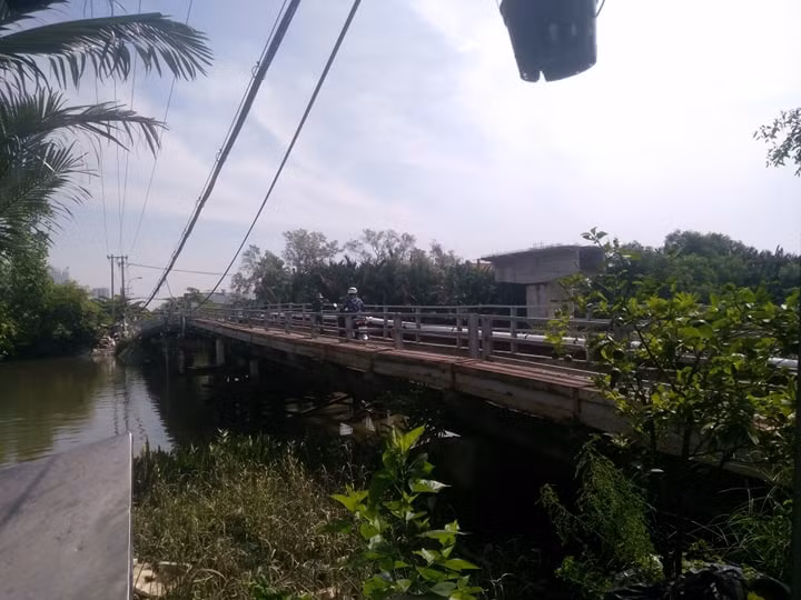 Chỉ cần vài chiếc xe máy đi qua cầu thì cảm giác cây cầu rung động mạnh tưởng như cây cầu sắp đổ sập, rất đáng sợ.