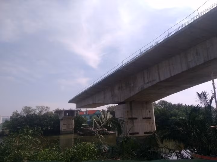 “Mỗi tháng tôi phải bỏ ra 500 nghìn để gửi xe, vì hiện tại cây cầu cũ đã không đi được nữa. Trong khi đó đó cây cầu mới vẫn bỏ hoang, chưa hoàn thiện vì vướng mặt bằng khiến việc đi lại của người dân gặp nhiều khó khăn”, anh Nguyễn Hồng Vân bức xúc cho biết.