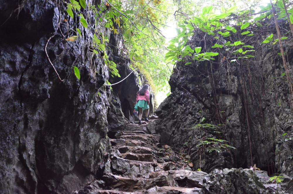 Men theo lối mòn nhỏ, xuyên qua các vách đá, du khách sẽ đến được vườn quýt độc đáo có một không hai này