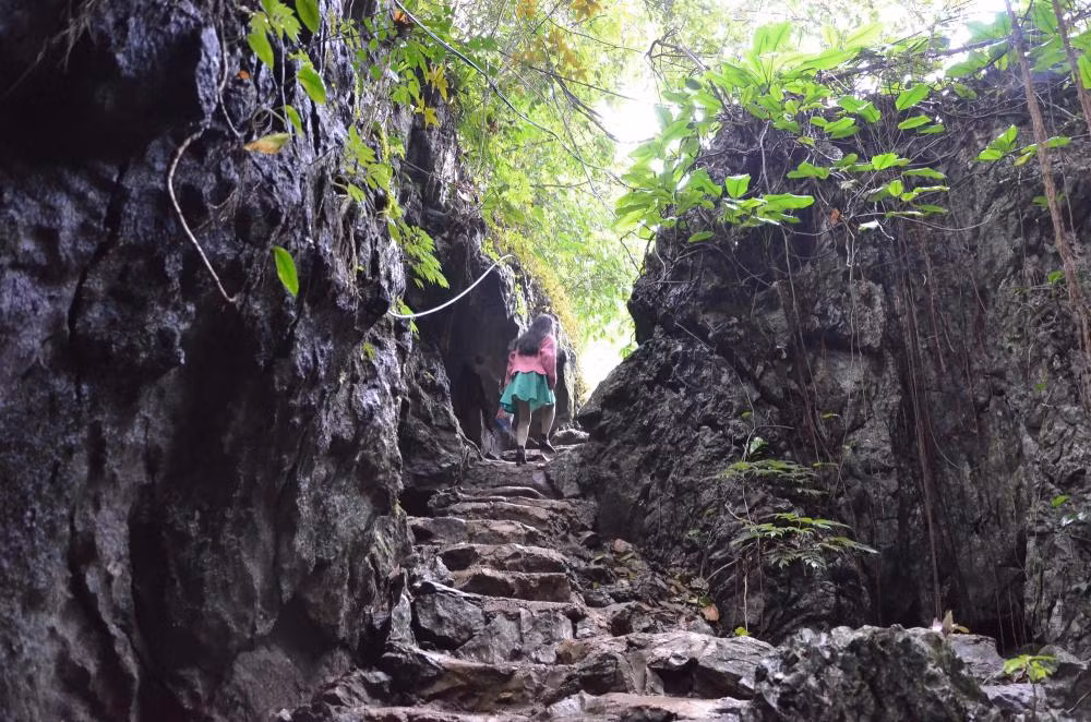 Men theo lối mòn nhỏ, xuyên qua các vách đá, du khách sẽ đến được vườn quýt độc đáo có một không hai này