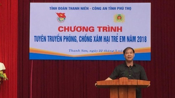 Ông hiệu trưởng phát biểu tại buổi ngoại khóa. Nguồn ảnh: Website Trường Phổ thông Dân tộc Nội trú THCS huyện Thanh Sơn