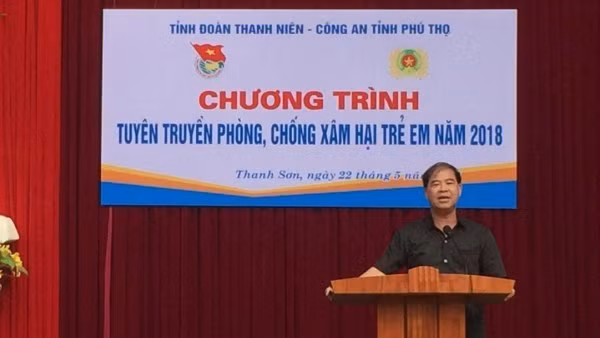 Ông hiệu trưởng phát biểu tại buổi ngoại khóa. Nguồn ảnh: Website Trường Phổ thông Dân tộc Nội trú THCS huyện Thanh Sơn