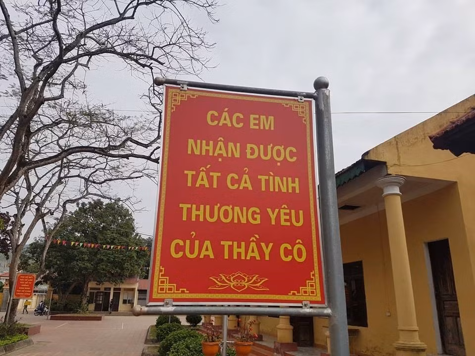 Một biển hiệu trong trường. Ảnh: Lao động online