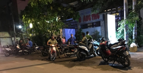 Ngay khi nhận được tin báo, lực lượng chức năng đã có mặt điều tra Vào khoảng 18h tối 30/11, một nhóm đối tượng khoảng 4 người đi trên 2 xe máy, tất cả đều kín mặt bất ngờ xông vào khách sạn Hoàng Thư có địa chỉ ở 33/232 đường 59, phường 15 (quận Gò Vấp, TP.HCM) dùng hung khí khống chế nhiều người có mặt bên trong. Tại thời điểm xảy ra, một đối tượng đã dùng một vật giống súng chỉ từng người uy hiếp tinh thần rồi cướp đi một lượng lớn tiền mặt, vàng, trang sức và một lượng lớn ngoại tệ... Tổng trị giá số tài sản bị cướp đi hơn 2 tỷ đồng. Sau khi vụ việc xảy ra, nhiều người có mặt tại hiện trường đã hết sức hoang mang vì nhóm cướp thể hiện như phim hành động. Trong vụ đánh bạc nghìn tỷ, người được trả tự do tại tòa là ai?