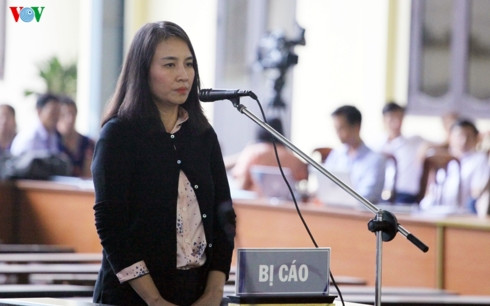 "Bóng hồng" Lưu Thị Hồng tại phiên xét xử (Ảnh VOV.VN) Chiều 30/11, TAND tỉnh Phú Thọ đã tiến hành tuyên án 92 bị cáo trong vụ đánh bạc nghìn tỷ. Trong đó, có "bóng hồng" Lưu Thị Hồng (SN 1976, nguyên Tổng giám đốc CNC) chỉ bị tuyên phạt 1 năm 3 tháng tù và phạt bổ sung 50 triệu đồng. Đồng thời, HĐXX đã tiến hành phóng thích Lưu Thị Hồng tại tòa do được tính thời gian là 1 ngày tạm giam tính bằng 2 ngày tù kể từ lúc tạm giam.