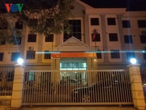 Doc gi hom nay 14/12: Thanh nien treo tuong vao truong hiep dam hoc sinh lop 4-Hinh-2