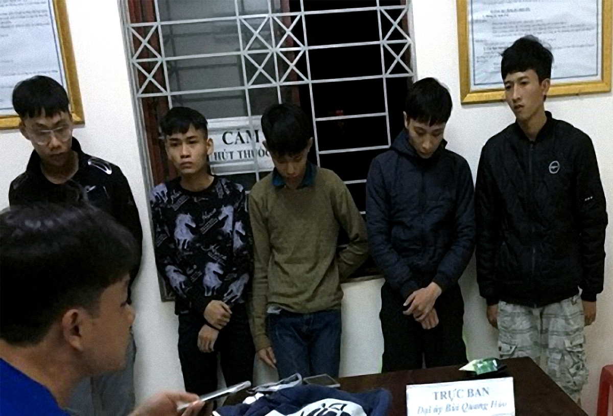 Bắt nhóm thiếu niên vác hung khí đòi nợ thuê Bat nhom thieu nien vac hung khi doi no thue