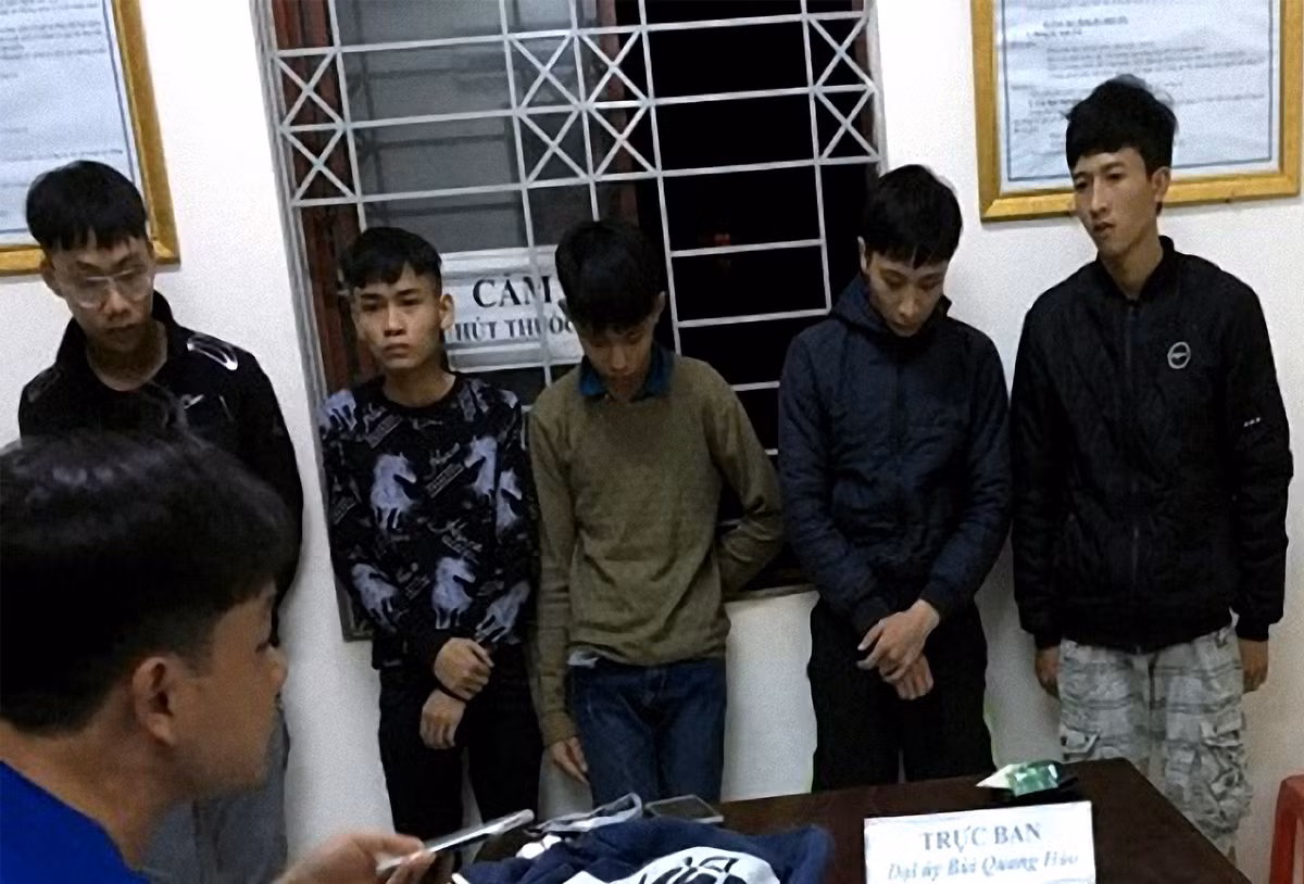 Bắt nhóm thiếu niên vác hung khí đòi nợ thuê Bat nhom thieu nien vac hung khi doi no thue