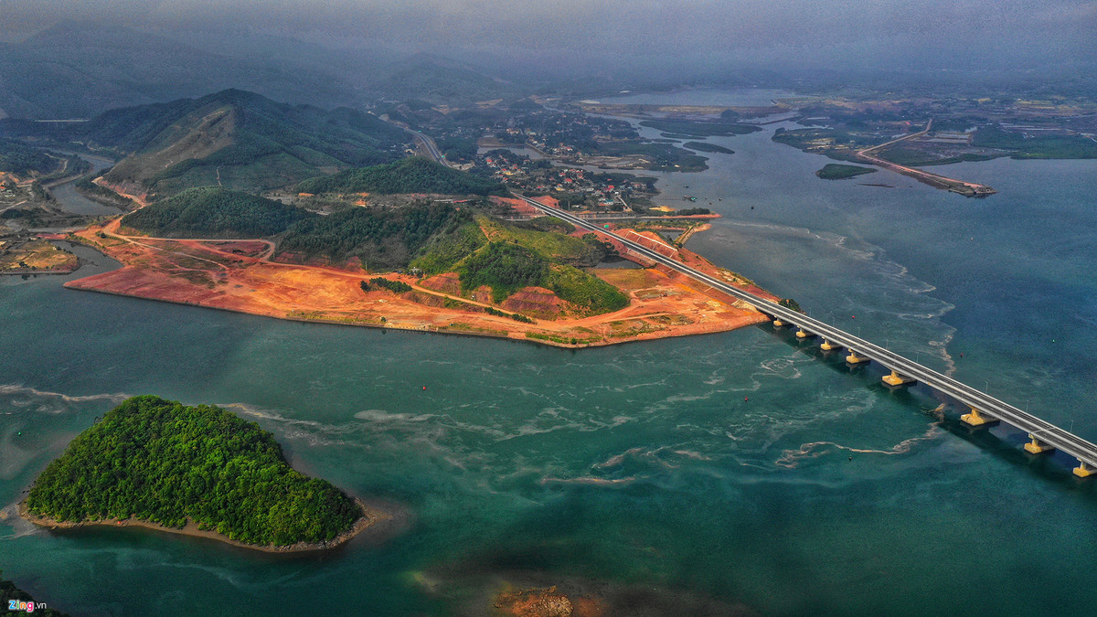 Theo thiết kế, cao tốc Hạ Long - Vân Đồn dài gần 54 km, điểm đầu Km0+000 tại nút giao Minh Khai giữa cao tốc Hạ Long - Vân Đồn và quốc lộ 18, thuộc phường Đại Yên, TP Hạ Long; điểm cuối là Km59+456 - giao với tuyến đường trục chính nối các khu chức năng chính Khu kinh tế Vân Đồn, thuộc xã Đoàn Kết, huyện Vân Đồn, Quảng Ninh. Tốc độ thiết kế 100 km/h với chiều rộng 4 làn xe hạn chế, chiều rộng nền đường 24,5 m.