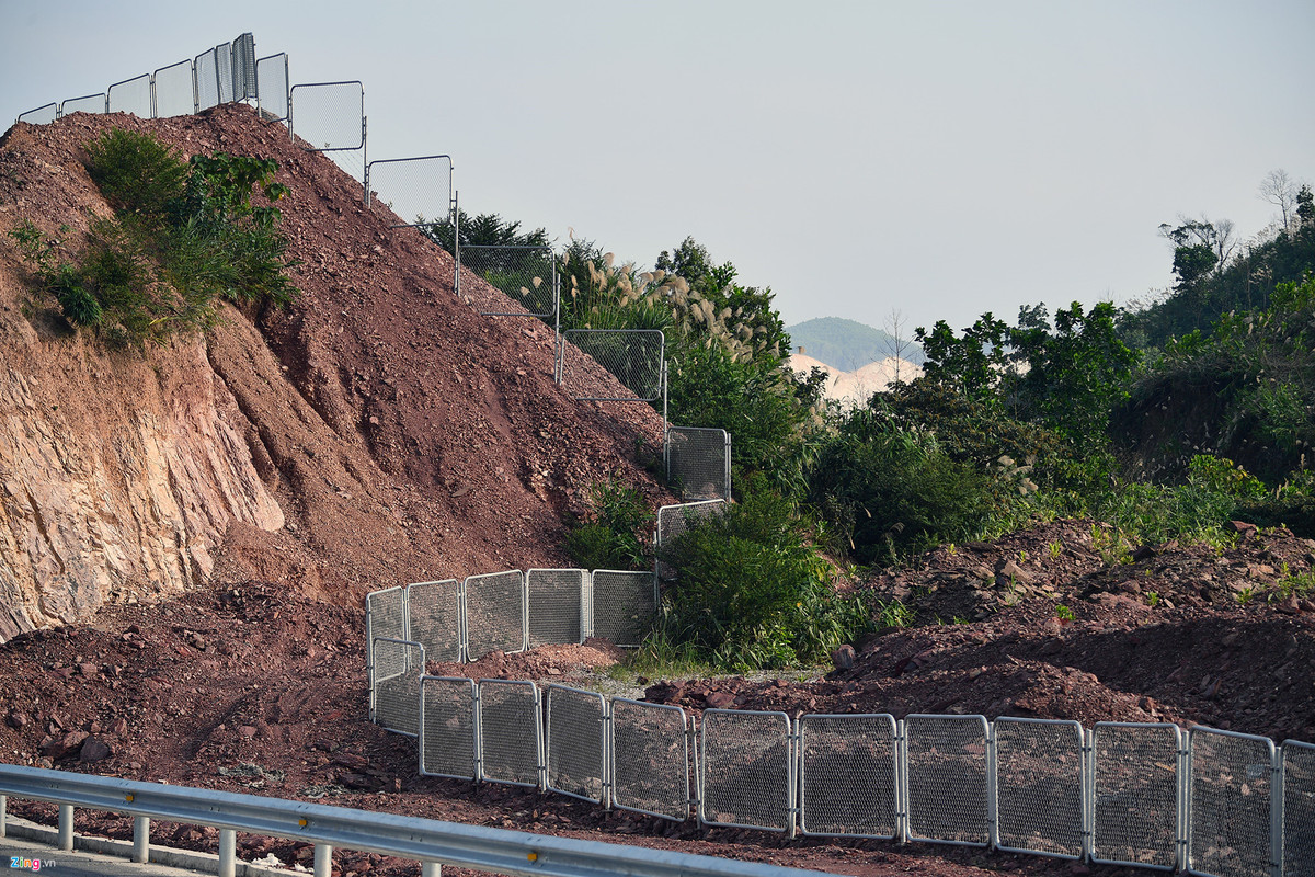 Các hạng mục như lắp đặt hộ lan, hàng rào thép, dải phân cách giữa và xử lý 31 vị trí sạt trượt phát sinh trên toàn tuyến đã được các nhà thầu đẩy nhanh tiến độ.