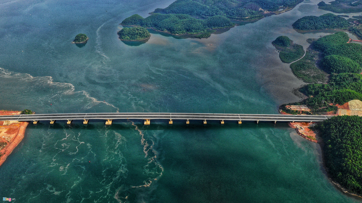 Cầu Cẩm Hải nối liền TP Cẩm Phả với huyện Vân Đồn hợp long từ tháng 10/2017. Công trình có quy mô lớn nhất trên toàn tuyến cao tốc Hạ Long - Vân Đồn với chiều dài 790 m, được thi công theo công nghệ đúc hẫng cân bằng. Đây là cây cầu vĩnh cửu bằng bê tông cốt thép vượt sông Cẩm Hải.