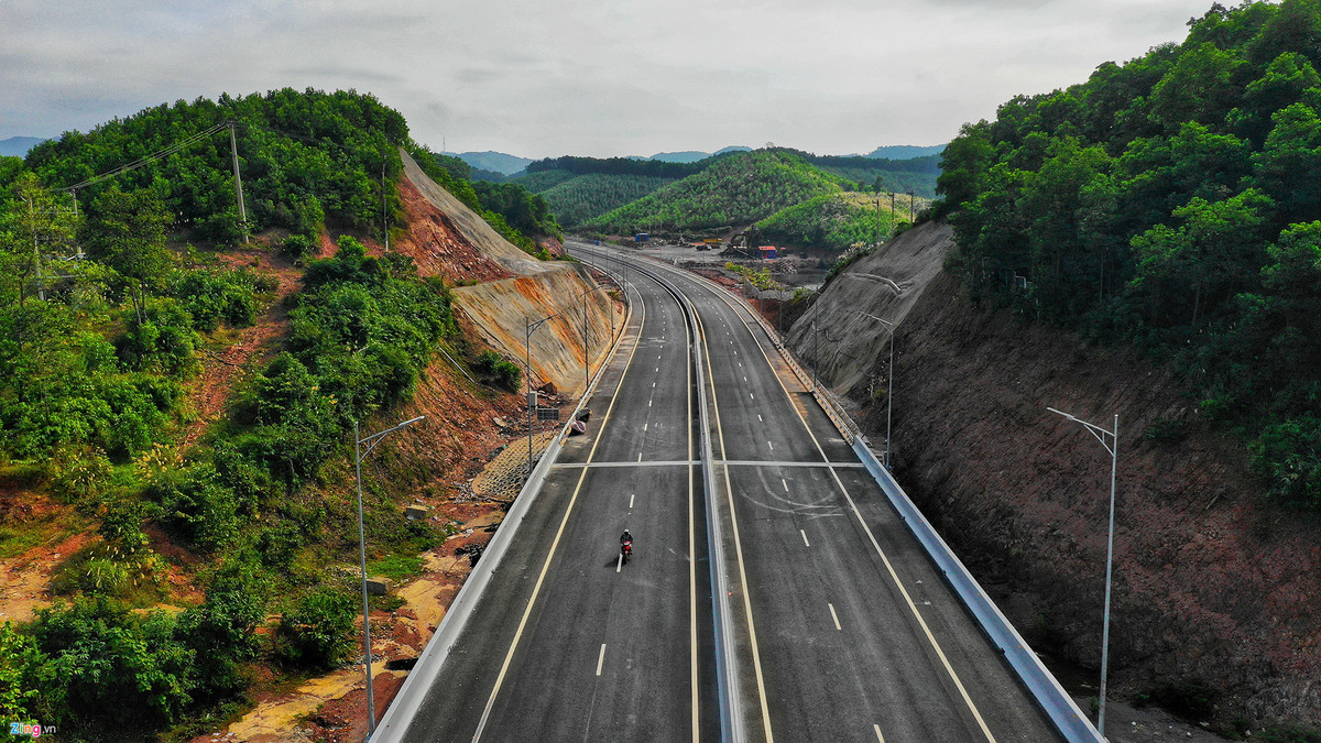 Ước tính, hàng triệu mét khối đất đá đã được đào đắp. Việc xẻ núi, bắc cầu thực hiện đảm bảo đúng tiến độ. Đó là chưa kể do đi qua nhiều vùng đồi núi, việc gia cố mái taluy chống sạt lở cũng khiến đội ngũ công nhân phải làm một khối lượng công việc khó đo đếm.