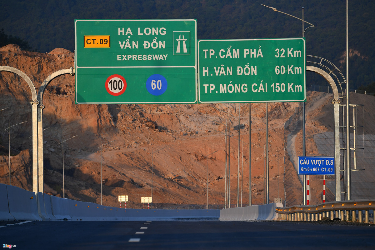 Dự án cao tốc Hạ Long - Vân Đồn do Công ty cổ phần BOT Biên Cương làm chủ đầu tư, gồm 2 phần là cao tốc Hạ Long - Cẩm Hải với tổng chiều dài 53,6 km và quốc lộ 18 đoạn Hạ Long - Mông Dương với tổng chiều dài là 31,25 km.