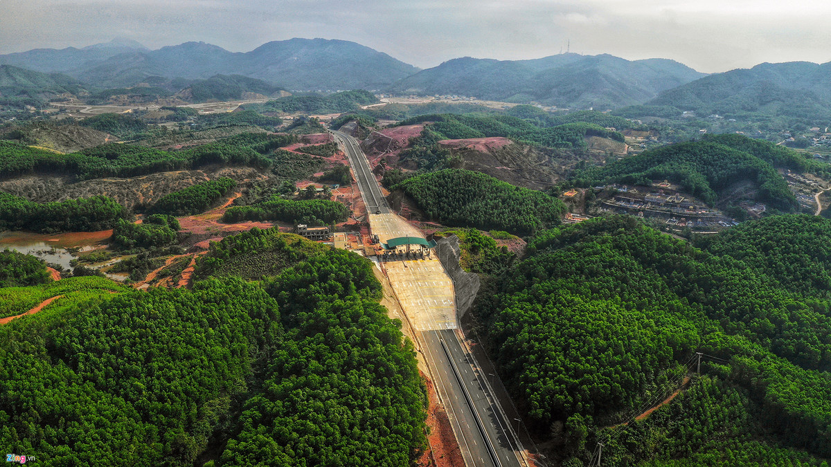 Trạm thu phí dự án cao tốc Hạ Long - Vân Đồn tại nút giao Cẩm Hải với QL18. Từ đây đến sân bay Vân Đồn chỉ còn vài km. Sau khi hoàn thành, cao tốc Hạ Long - Vân Đồn sẽ cùng với sân bay Vân Đồn, các cung đường nội đảo, bến cảng cơ bản thay đổi bộ mặt của nơi dự định làm đặc khu kinh tế, là tiền đề quan trọng để xây dựng và phát triển vùng đất này.