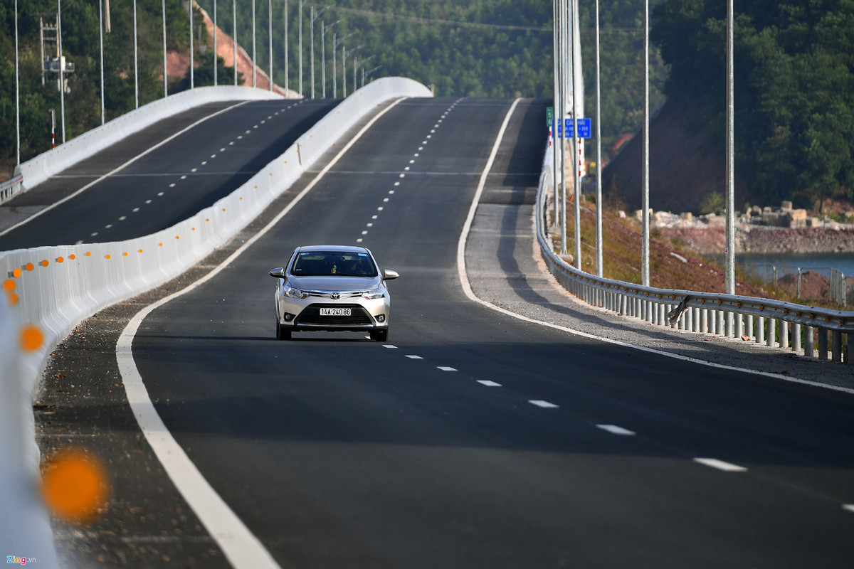 Hiện, các phương tiện có thể di chuyển từ đoạn nút giao QL18 lên cầu vượt Cẩm Y, phường Mông Dương (TP Cẩm Phả) đi huyện Vân Đồn và ngược lại, tuy nhiên chỉ những xe có nhiệm vụ và có nhiều đoạn ôtô phải đi ngược chiều.