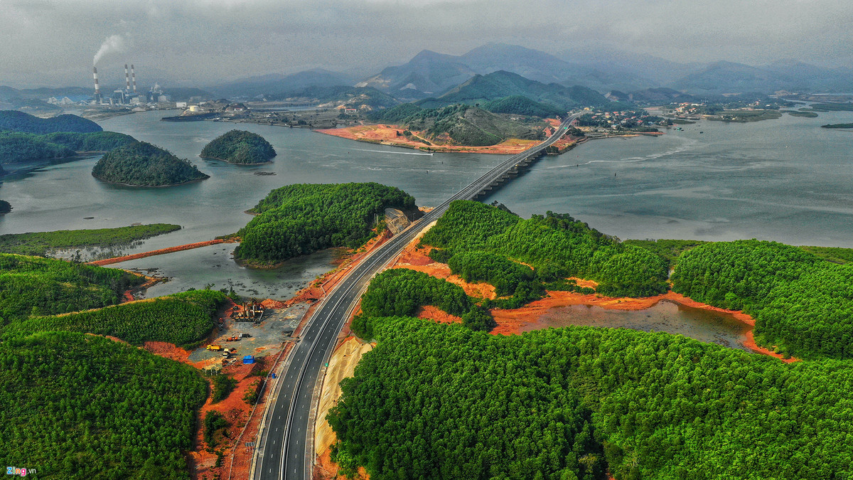 Đoạn đi qua cầu Cẩm Hải là một trong những địa điểm ngắm cảnh hai bên đường đẹp nhất tuyến cao tốc này.