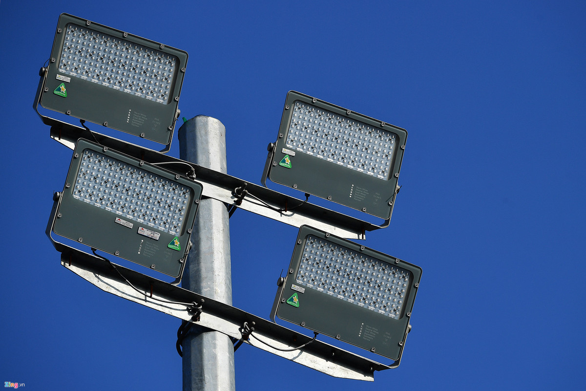 Hệ thống đèn chiếu sáng chủ yếu được lắp đặt ở các nút giao và trên hai bên cầu.