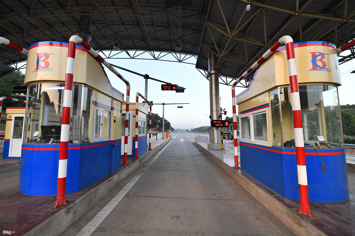 Công trình được coi là dự án trọng điểm đóng vai trò kết nối tam giác kinh tế Hà Nội - Hải Phòng - Quảng Ninh, góp phần thúc đẩy phát triển kinh tế - xã hội của tỉnh Quảng Ninh cũng như vùng kinh tế trọng điểm Bắc Bộ. Đến nay, các nhà thầu đã hoàn thiện hệ thống biển báo, vạch kẻ đường, trạm vận hành trạm thu phí, khắc phục các điểm sạt lở...