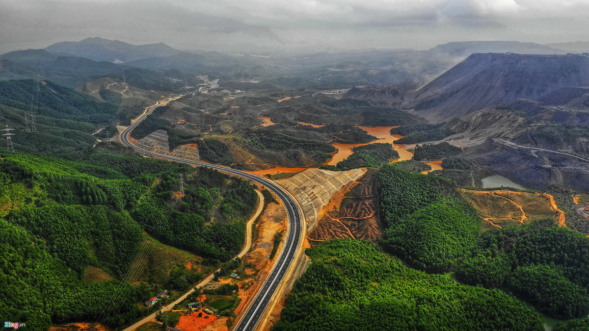 Vùng rừng núi hoang vu nối từ Hạ Long, huyện Hoành Bồ, thành phố Cẩm Phả nay mang diện mạo mới khi có thêm tuyến cao tốc uốn lượn như một dải lụa mềm.