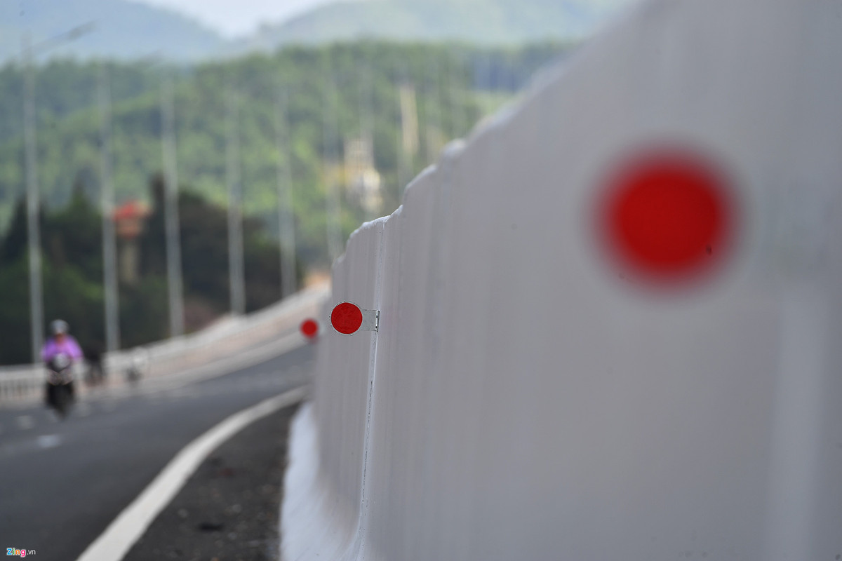 Dải phân cách cứng được thiết kế cao hơn 1m, có lắp đặt phản quang dẫn đường, giúp các tài xế không bị chói mắt khi gặp xe đi ngược chiều vào buổi tối.