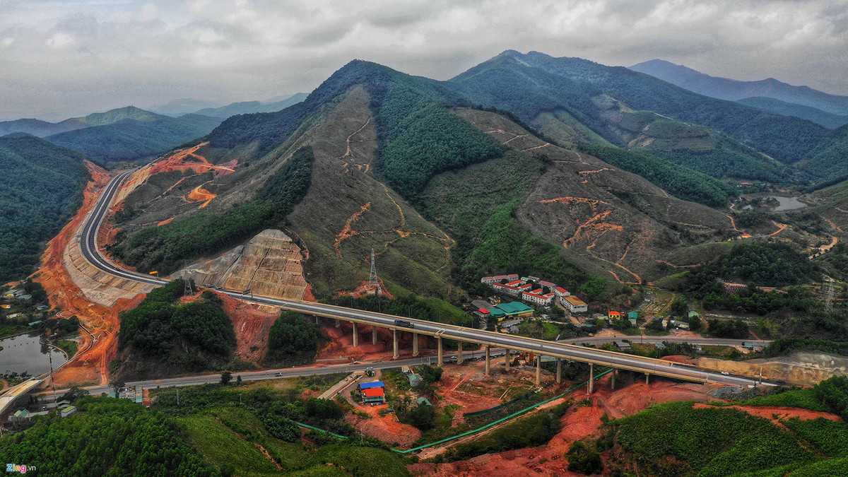 Cảnh sắc hai bên cao tốc nhiều đoạn trông rất đẹp mắt, hùng vĩ. Lúc thời tiết đẹp vào bình minh hay hoàng hôn, nơi đây không khác gì tranh thủy mặc.