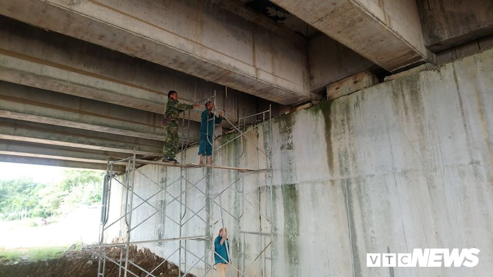 2 vị trí bị thấm nước trên thuộc gói thầu A3 (địa phận xã Bình Trung, huyện Bình Sơn, Quảng Ngãi).