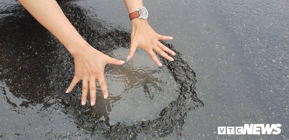 Còn đây là hình ảnh ổ gà tái diễn trên mặt đường cao tốc sau 3 ngày hứng chịu mưa lớn kéo dài (từ ngày 8 đến ngày 10/12).