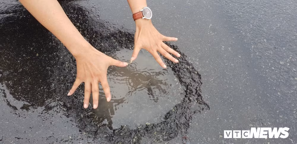 Còn đây là hình ảnh ổ gà tái diễn trên mặt đường cao tốc sau 3 ngày hứng chịu mưa lớn kéo dài (từ ngày 8 đến ngày 10/12).