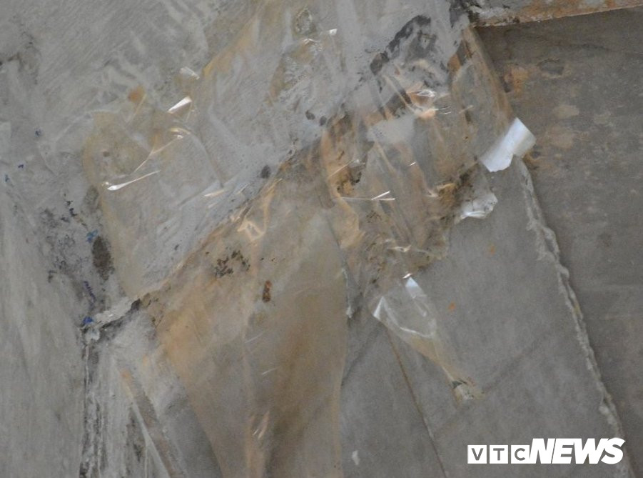 Cũng trong tháng 11, một tài khoản đăng tải trên mạng xã hội bài viết phản ánh việc một số vị trí thấm tại hầm chui Km86+838 thuộc dự án cao tốc Đà Nẵng – Quảng Ngãi xuất hiện những lớp băng dính được dán chằng chịt. Cụ thể, có tổng cộng 4 vị trí ở đỉnh hầm được dán băng dính, các lớp băng dính trắng dán ngang dọc nhiều lớp, có đoạn dài gần 1m. Và trước sự phản ứng gay gắt của dư luận sau khi báo chí phản ánh, VEC đã chỉ đạo tháo gỡ toàn bộ các lớp băng keo.