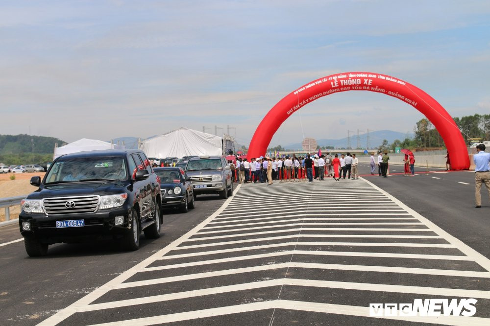 Ngày 2/9, dự án cao tốc Đà Nẵng – Quảng Ngãi chính thức được đưa vào khai thác toàn tuyến. Công trình có tổng mức đầu tư 34.516 tỷ đồng do Tổng Công ty Đầu tư phát triển đường cao tốc Việt Nam (VEC) làm chủ đầu tư.