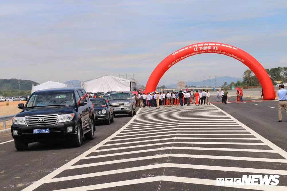 Ngày 2/9, dự án cao tốc Đà Nẵng – Quảng Ngãi chính thức được đưa vào khai thác toàn tuyến. Công trình có tổng mức đầu tư 34.516 tỷ đồng do Tổng Công ty Đầu tư phát triển đường cao tốc Việt Nam (VEC) làm chủ đầu tư.