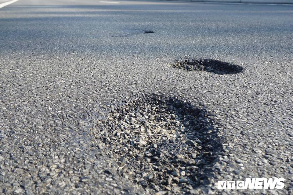 Cụ thể, tại Km 27, Km 28, Km 29 và Km 45 (từ TP Đà Nẵng vào TP Tam Kỳ, Quảng Nam) xuất hiện rất nhiều điểm bị bong tróc.