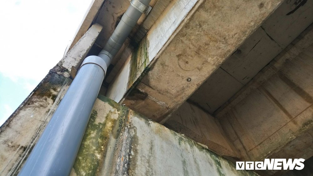 Khi sự cố đường chi chít ổ gà tạm lắng xuống vài ngày thì ngày 22/10, VEC phát đi thông báo về việc thấm nước xảy ra tại vị trí cầu VD09B (Km107+829) và hầm chui dân sinh (Km106+730) thuộc tuyến cao tốc Đà Nẵng – Quảng Ngãi.