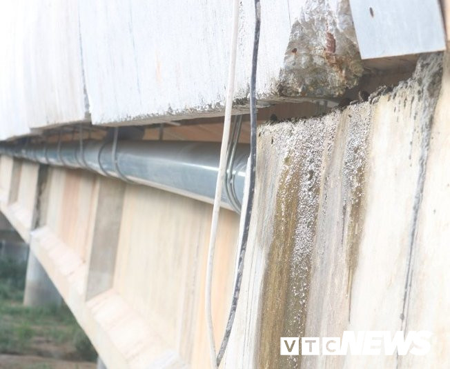 Ngoài ra, sự cố thấm nước còn xảy ra ở cầu Tam Kỳ (Km68) và hầm chui dân sinh (Km 69) thuộc dự án cao tốc Đà Nẵng – Quảng Ngãi (đoạn qua thôn Bích An, xã Tam Xuân 1, huyện Núi Thành, tỉnh Quảng Nam). Lúc này, VEC lý giải nguyên nhân thấm nước là do băng cản nước được bố trí giữa hai thân đốt hầm trong quá trình thi công bị xô lệch, gây hiện tượng rò rỉ nước từ đỉnh hầm chui.