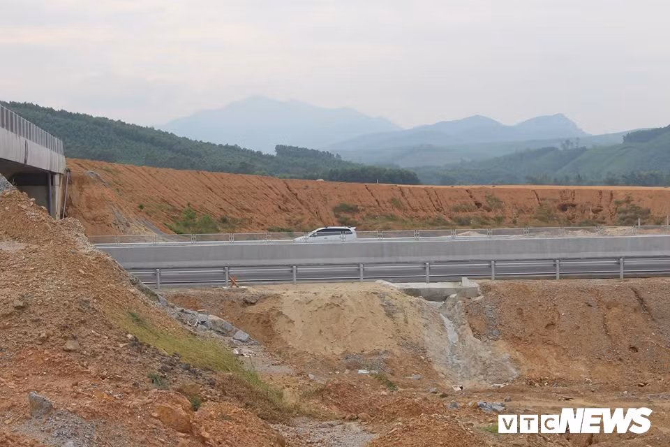 Những ngày đầu tháng 11, người dân huyện Bình Sơn (tỉnh Quảng Ngãi) liên tục phản ánh vòng xoay nối cao tốc Đà Nẵng – Quảng Ngãi vào đường Trì Bình – Dung Quất (Quốc lộ 1) bị lún quá thiết kế được duyệt. Lý giải về việc này, VEC cho rằng: "Hiện tượng lún hơn 1m ở nhánh C1 là độ lún cố kết trong quá trình thi công nằm trong giải pháp kỹ thuật xử lý nền đất yếu".